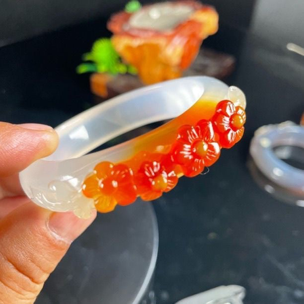 訂製款瑪瑙雕花手鐲Custom-made agate carved bracelet